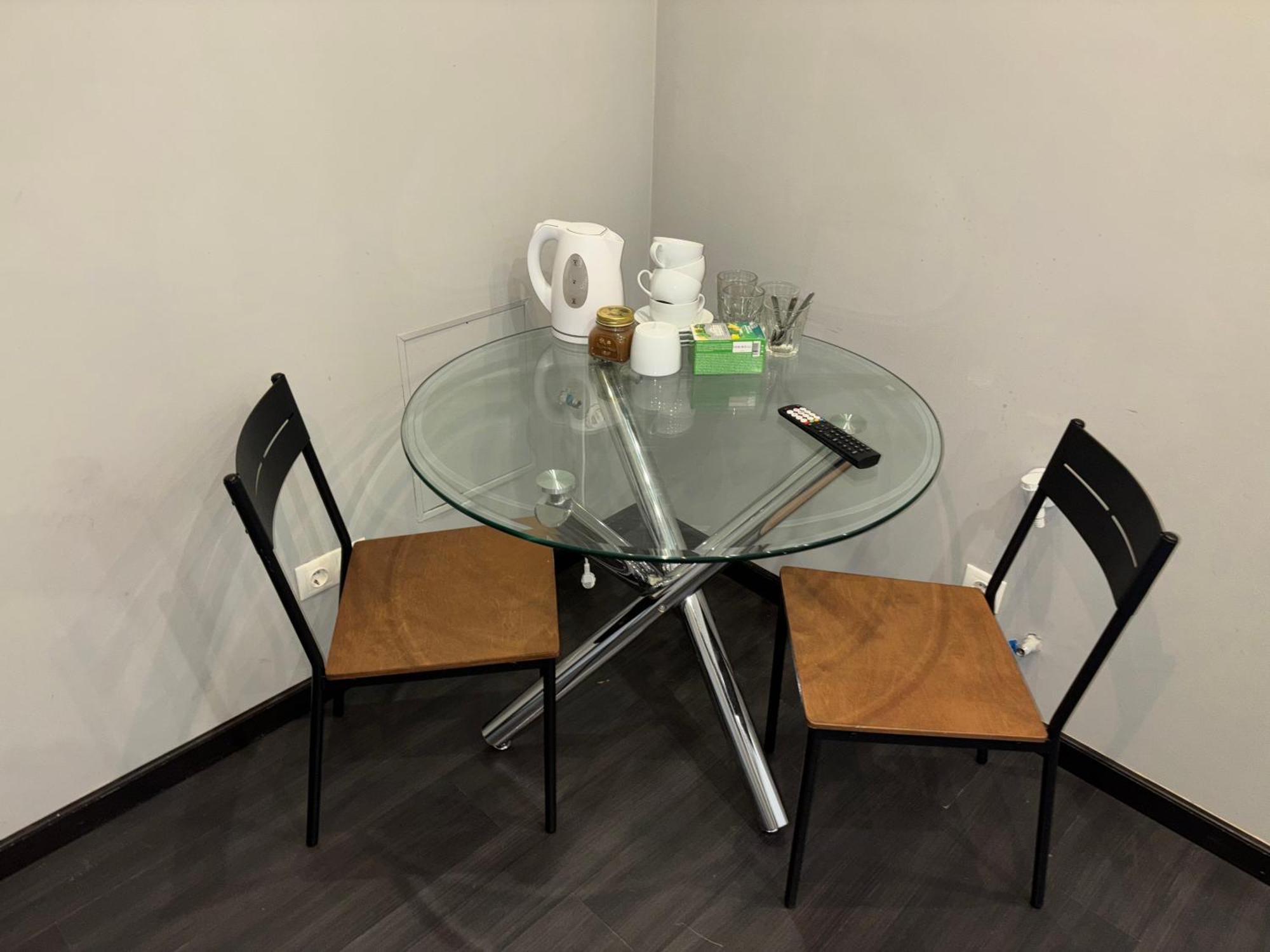 Aparthotel Riga Exteriör bild A glass table